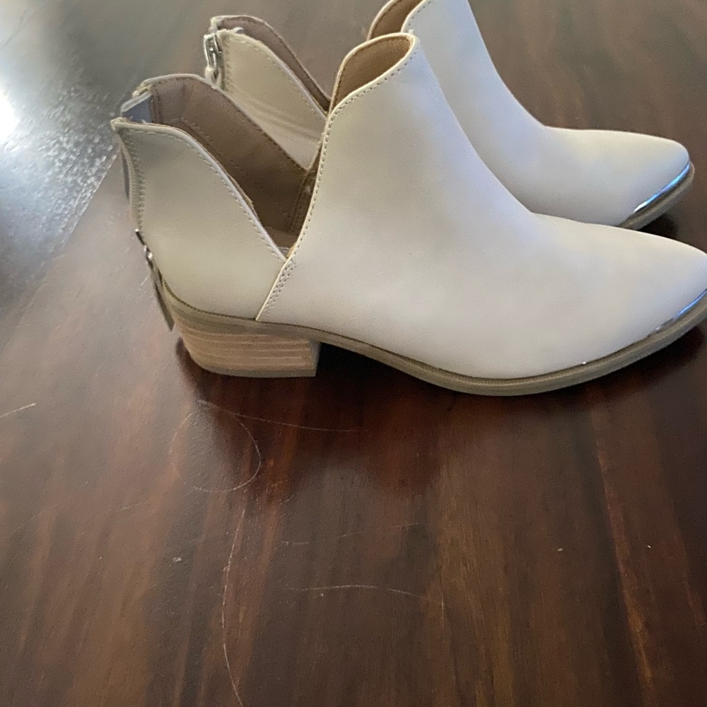 Modern White Ankle Boots with V-Cut Design